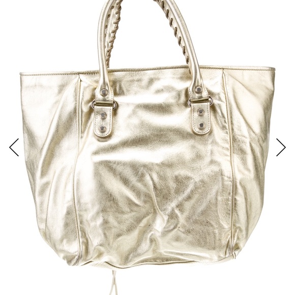 Balenciaga
Metallic & Yellow Leather
Silver-Tone Hardware
Single Exterior Pock - Picture 2 of 3